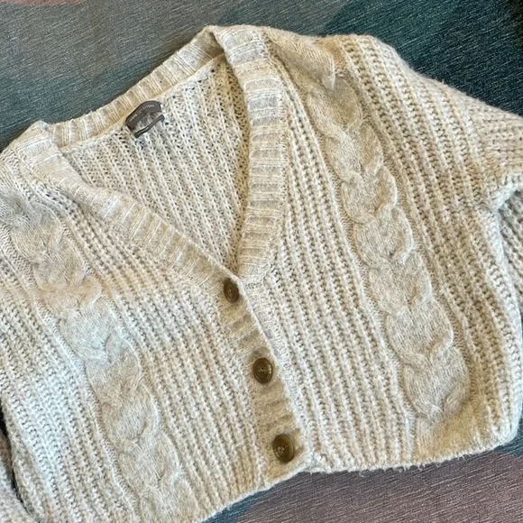 Urban Outfitters Cozy Alpaca Cable Knit Cropped Sweater - Picture 5 of 10